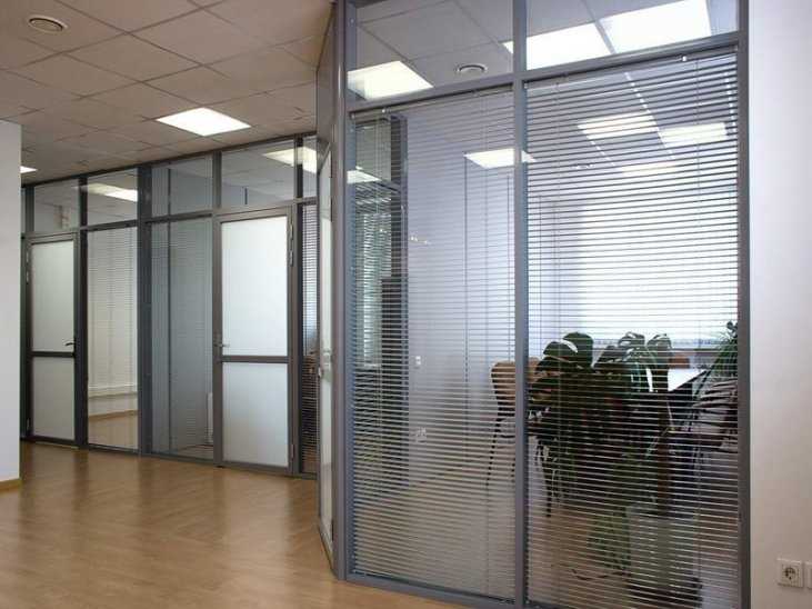 Прозрачные алюминиевые конструкции в офисном дизайне